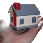 Casa pequeña sobre mano